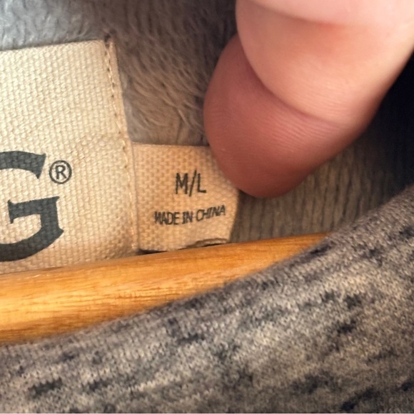 UGG Gray Women's Cozy Poncho in M/L —in gorgeous condition! - Picture 5 of 11